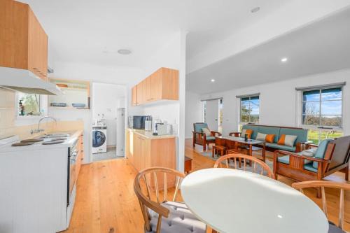 Balnarring House | Fully Equipped Balnarring Cottage for 4 w pool
