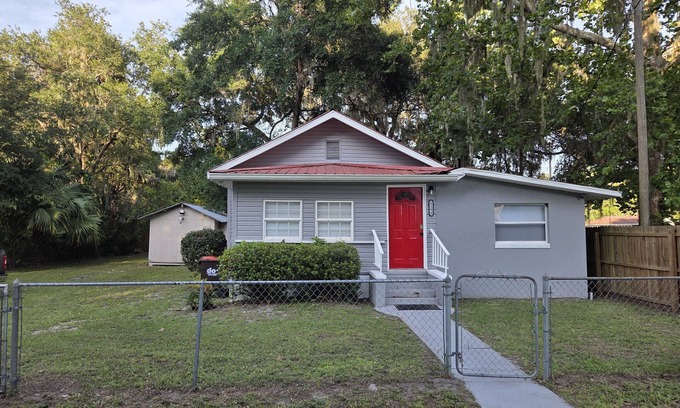 Candler House | Fully Equipped Cottage, Right Next to Lake Weir
