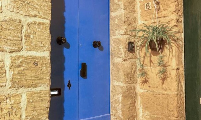 Ħal Bisbut Apartment | Fully equipped home with working space w/WIFI & AC