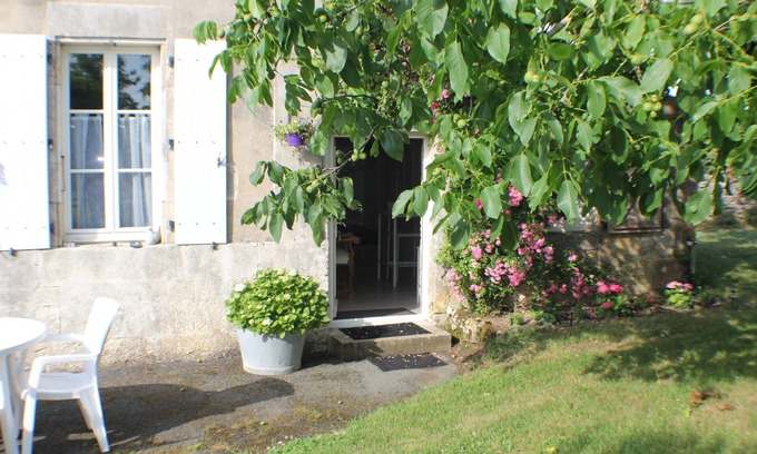Saint-Savinien Apartment | Fully-equipped studio with swimming pool in a quiet location 2 minutes from amenities.