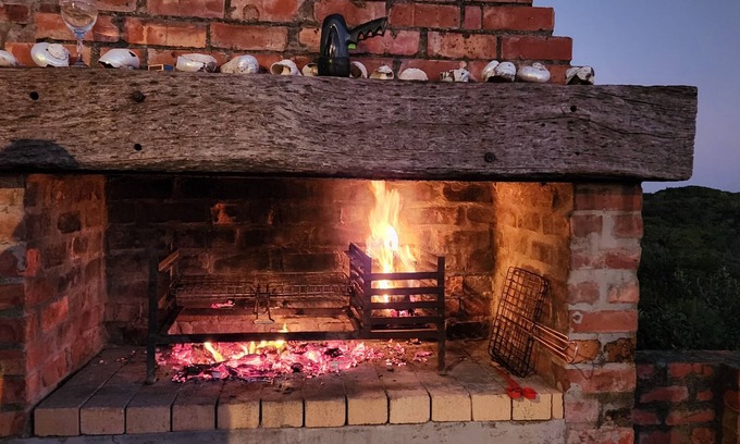 Betty's Bay House | FULLY EQUIPPED SEA FRONT HOLIDAY HOUSE nGround floornFireplace, Braai area