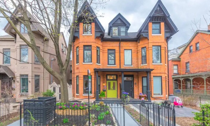 Downtown Toronto House | Fully equipped unit in Victorian house, steps from UoT