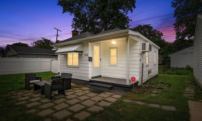 Wayne County House | Fully equipped 2br retreat (Entire House)