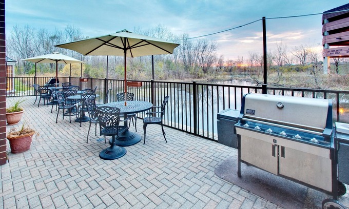 Oakbrook Terrace Apartment | Fully-Equipped Suite | Gym Access