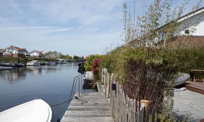 Vinkeveen House | Fully Equipped Waterfront Villa with Free Parking