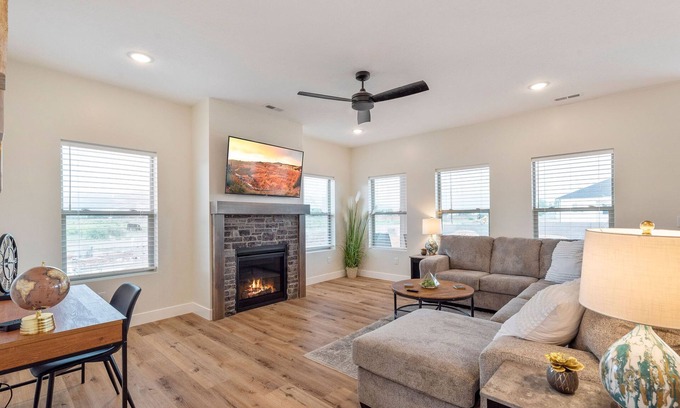 Cedar City House | Fully Fenced Yard-Dog Friendly | 2 King | 4 Twin | Summer Games!