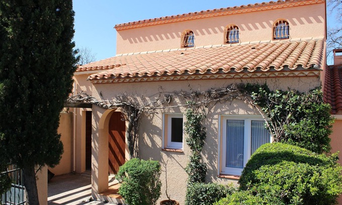 Saint-Genis Villa | Fully aircon, Modern Pretty House on the Outskirts of Well Provisioned Village