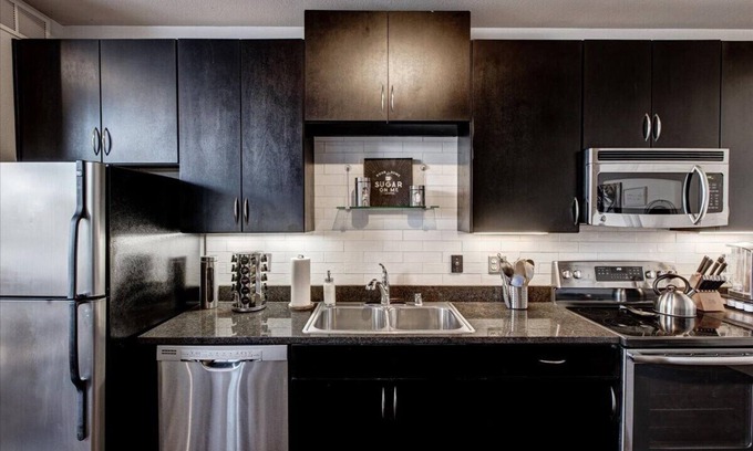 Deep Ellum Apartment | Fully Furnished | 1 Bedroom Apartment | Deep Ellum | Parking | WiFi | Gym