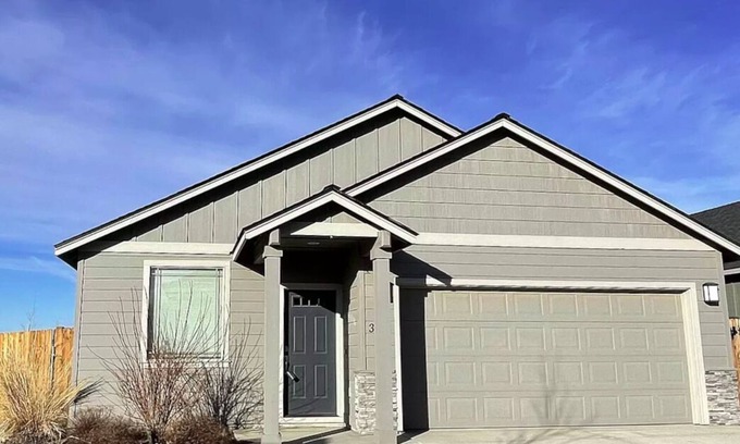 Redmond House | Fully furnished home in nice neighborhood