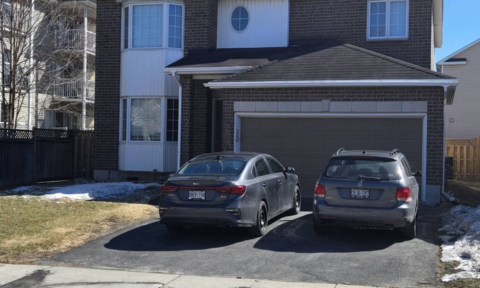 Ottawa Division House | Fully furnished house in Ottawa's Barrhaven Neighbourhood. Pool table