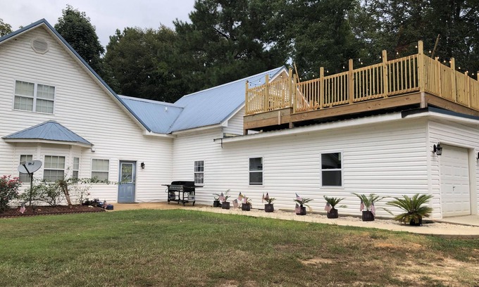 Titus House | Fully furnished-monthly 1-6 months - incl.electric,gas,garbage,dish,internet