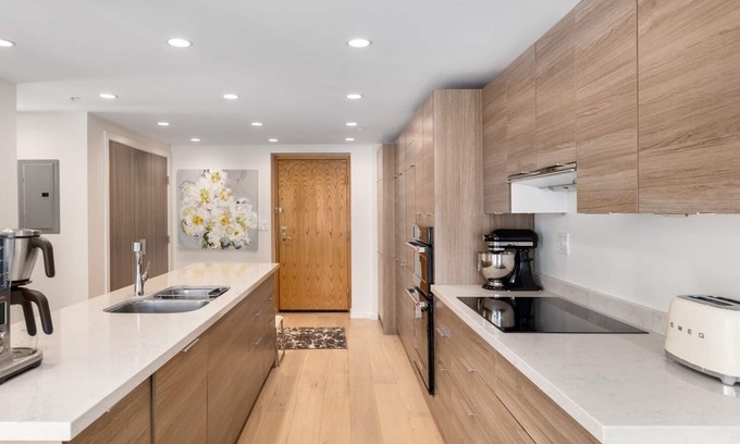 Coal Harbour Condo | Fully furnished Spacious luxury suite with water & mountain views - Coal Harbour