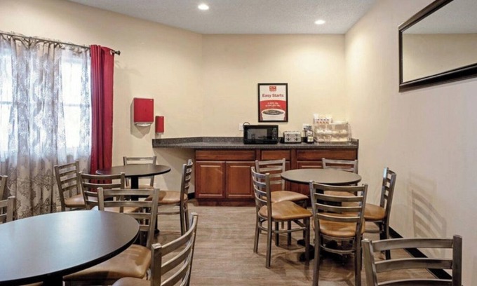 Clinton Apartment | Fully Furnished Studio Available in Clinton, IA