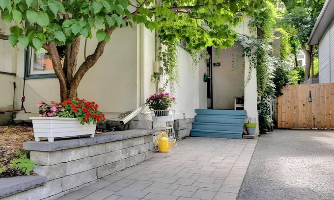 Glebe House | Fully Furnished Stylish and Spacious Retreat in the Glebe, Ottawa, with Parking