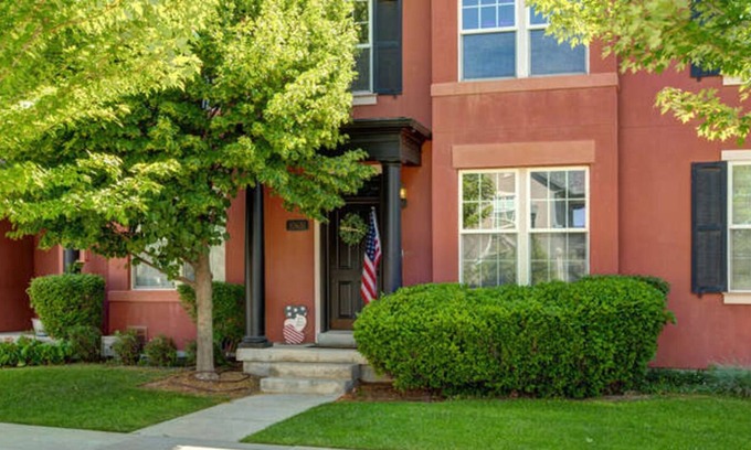 Daybreak House | Fully Furnished Town Home - Family or Corporate Accommondations - 30 day min.
