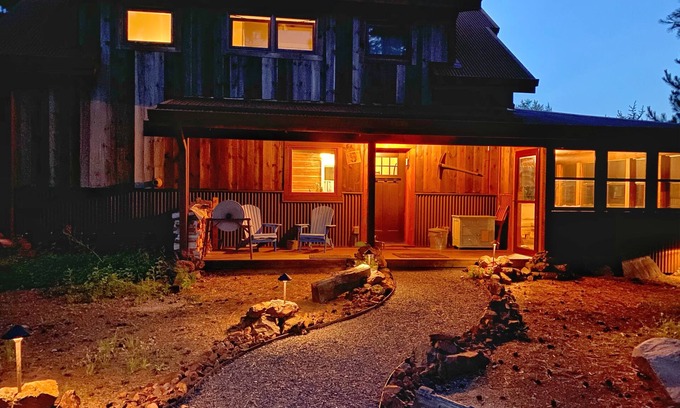 Biwabik House | Fully modernized historic log cabin near Giants Ridge