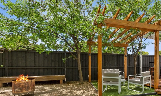 East Geelong House | Fully refurbished gorgeous home, central location, 2 bathroom & outdoor fire pit
