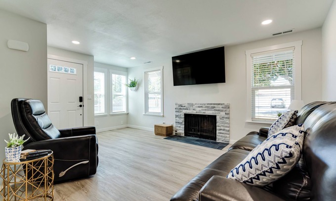 Central Oregon House | Fully Remodeled 2 Bedroom Home! Fantastic Central Location!