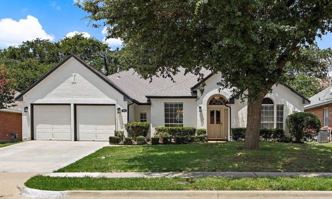 South Arlington House | Fully Remodeled 3 bedroom 2 Bath Home