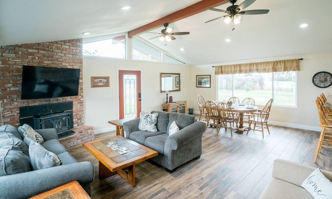 Raisin House | Fully Remodeled Country House with Large Yard, Near National Parks