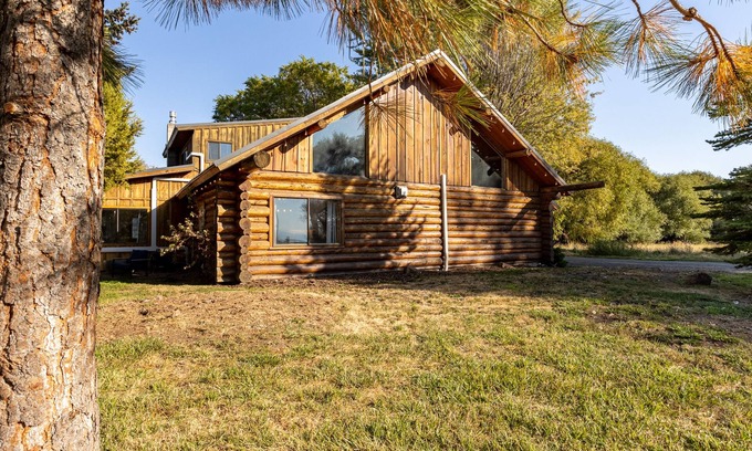Ellensburg Cabin | Fully remodeled historical cabin w/modern conveniences & RV Hook-Ups!