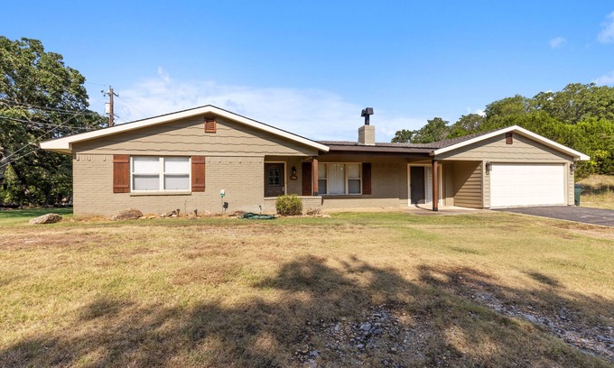 Sulphur House | Fully remodeled near lake Arbuckle and all that Murray county has to offer!