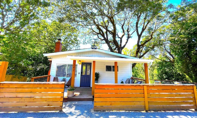 Forestville House | Fully Remodeled Private Wine Country Bungalow! Sunny Treetop Views, Luxury Beds
