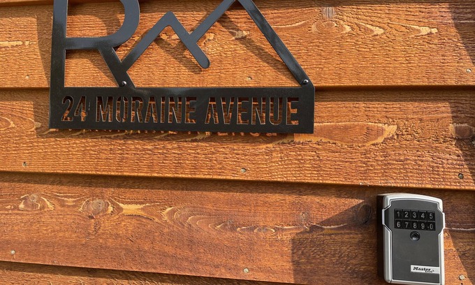 Saddlestring Cabin | Fully Remodeled Story Cabin minutes from mountain trails!