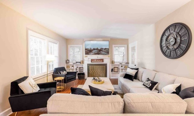 High Point House | Fully Renovated 5BR Historic Retreat - Walk to High Point U & Market - Sleeps 14