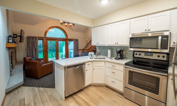 Canadian Lakes Condo | Fully Renovated Condo - Sleeps 9!