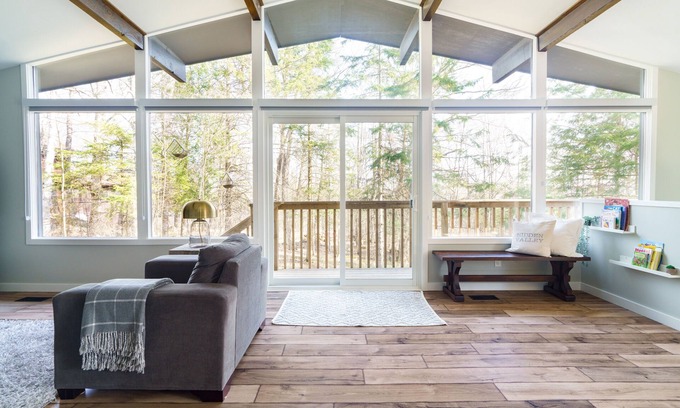 Huntsville Ski Chalet | Fully Renovated Muskoka Family Cottage | Swim, Golf, Hike, & Ski