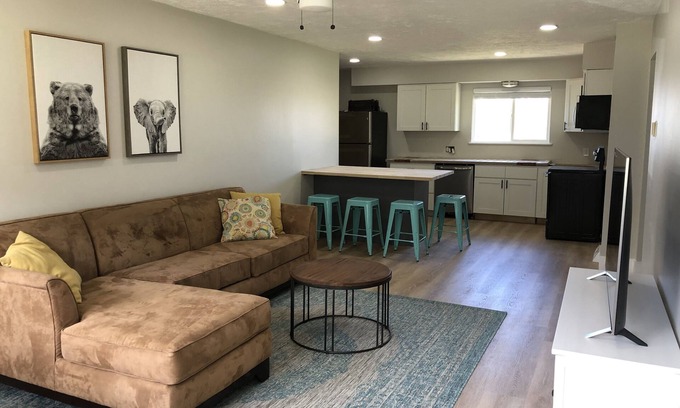 Acme House | Fully Renovated Peek-A-Boo Bay View Duplex #2- 7 min from the Horse Show