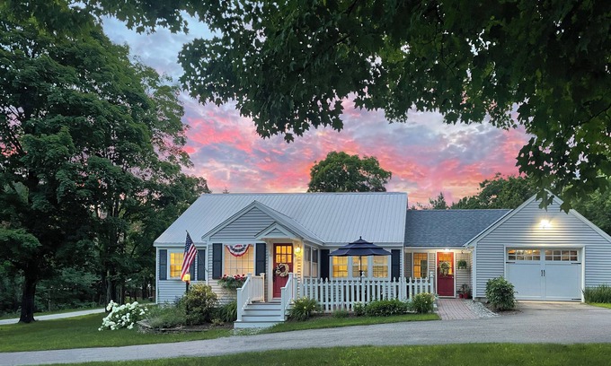 Tamworth House | FULLY RENOVATED PERFECT FOR FAMILIES HANDICAP ACCESSIBLE 1ST FLOOR