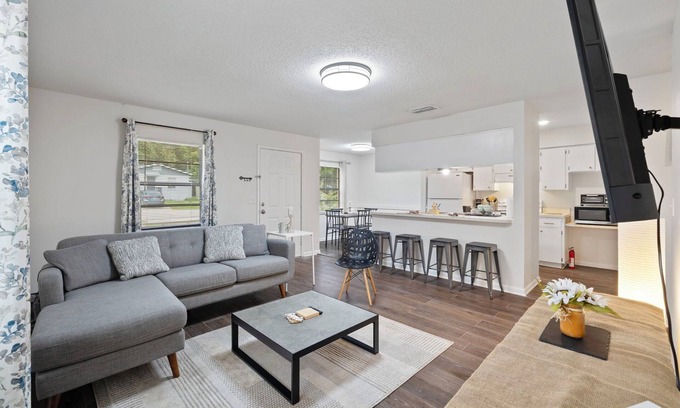 Downtown Zephyrhills House | Fully Renovated & Private 2-bedroom home in Zephyrhills with Porch