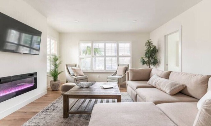 Harbor House | Fully Renovated Sunny California House w/Free Parkingnn