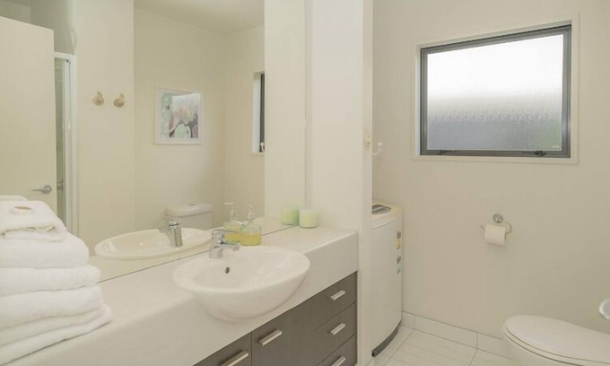 Whitianga Apartment | Fully self contained modern 1 bedroom downstairs apartment with Internet access.