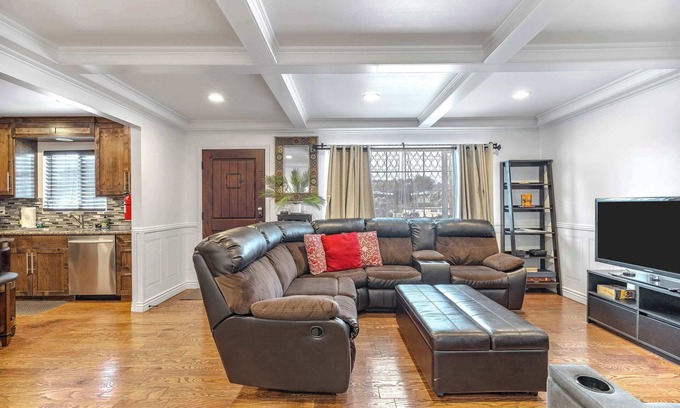 Seaside House | Fully Updated 3 BDR Seaside Home Minutes to Beach!