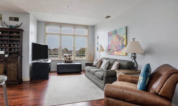 Manistee Condo | Fully Updated Marina View Condo
