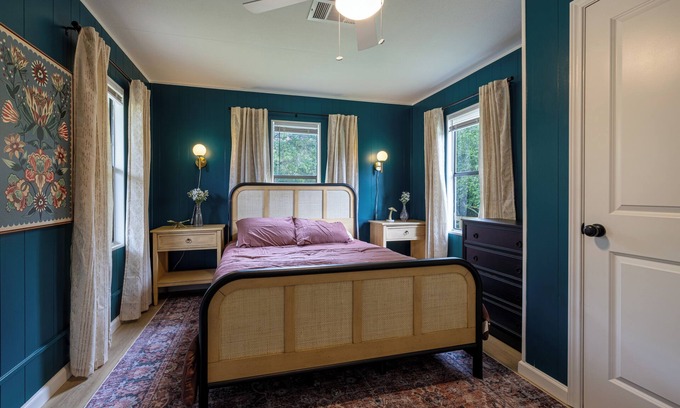 Somerville House | Fun 3-bedroom Fully Fenced Lake Getaway- Awesome Outdoor Space!
