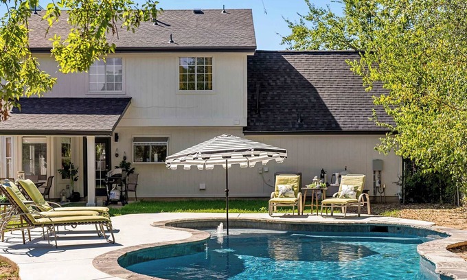 The Hermitage House | Fun 6-BR Home with Private Theater & Pool