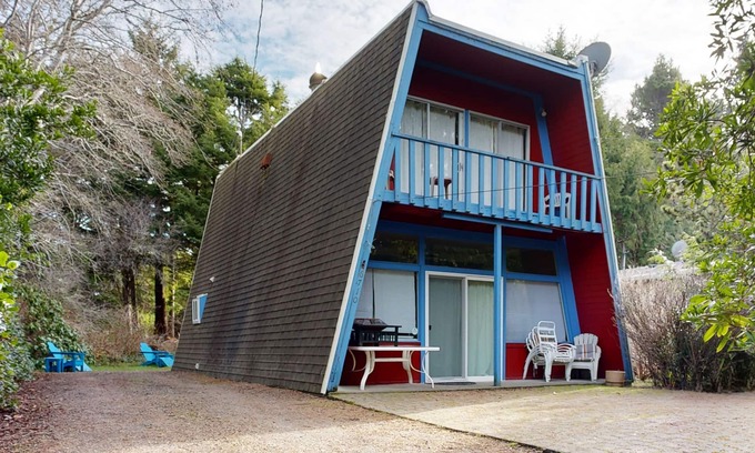 Gleneden Beach House | Fun and Unforgettable Beach House - Dog-friendly with a Great Location