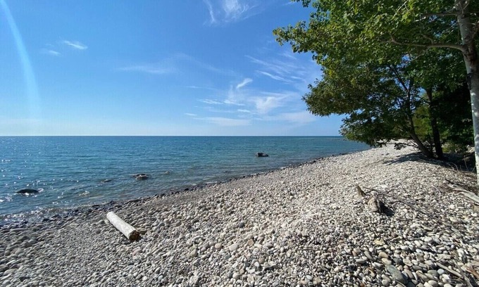 Kincardine Cottage | Fun & bright cottage by the beach w/hot tub