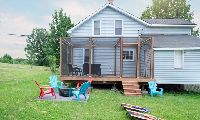 Port Loring Cottage | Fun Cottage for Friends and Family, Close by Lake, Fishing, Campfires, BBQ