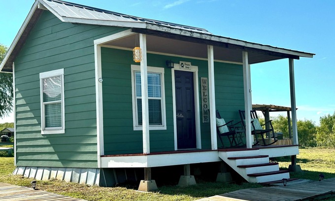 Kingsbury Cabin | Fun Family Countryside Tiny House with Pool