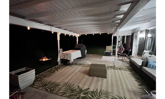 Laguna Park House | Fun, Family Friendly Home steps to Lake Whitney