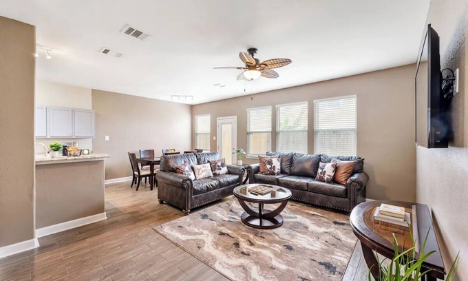 Barker House | Fun Family Friendly Home Great Location in Houston 3BDR 2.5 Bath