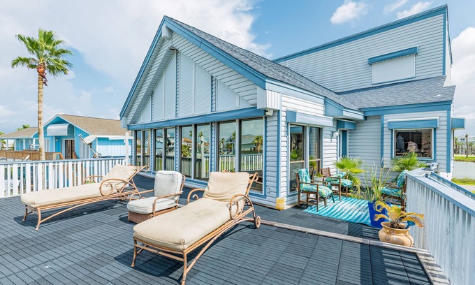 Galveston House | Fun Family Retreat W/Fast WiFi, Canal Access, Large Deck, & More - Dogs Welcome