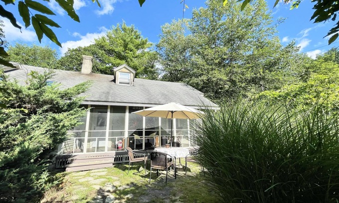 Williamstown House | Fun Filmmaker's Bungalow wPool & Pro Screening Room