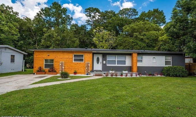 Jacksonville House | Fun Game Room Getaway: Sleeps 10, pool table, darts, fire pit, pet-friendly