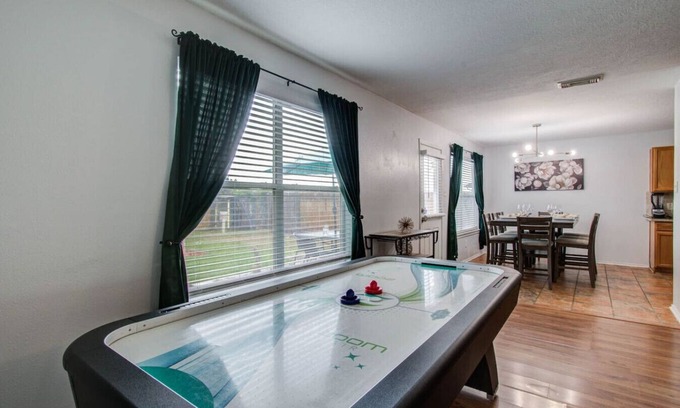 Houston House | FUN Getaway: 4BR, King Suite, Arcade, 2 SmartTVs